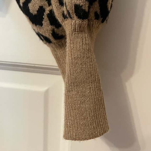 Abercrombie & Fitch Leopard Print V-Neck Sweater XS Tan Black Animal Print - Picture 10 of 12